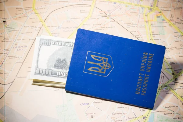 Ukraiński Paszport Banknotami Leży Mapie Wyjazd Uchodźców Powodu Wojny Ukrainie — Zdjęcie stockowe