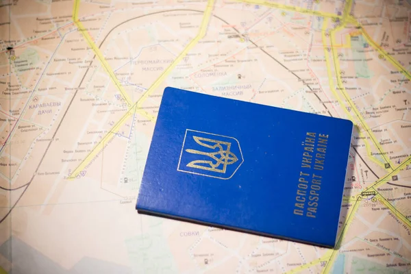 Український Паспорт Географічній Карті Паперу Знищення Біженців Через Війну Україні — стокове фото