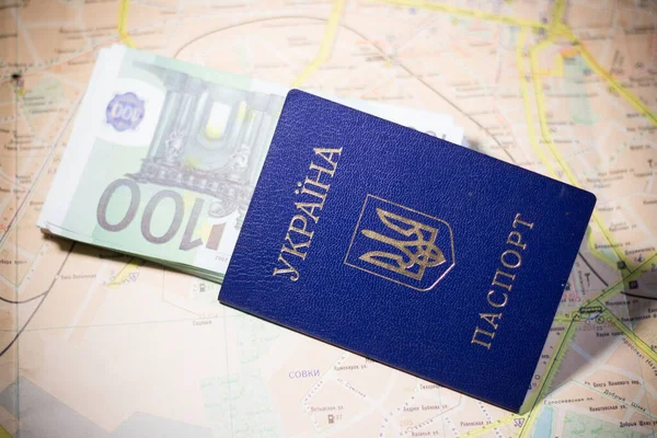Український Паспорт Банкнотами Лежить Карті Знищення Біженців Через Війну Україні — стокове фото