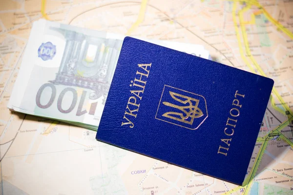 Украинский Паспорт Банкнотами Лежит Карте Выезд Беженцев Связи Войной Украине — стоковое фото