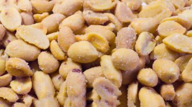 Bir sürü tuzlu fıstık yakın.