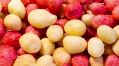 Çıtır aromalı kabukta bir sürü tuzlu fıstık.