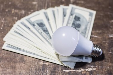 Banknotlar üzerinde ekonomik ampul. Artan elektrik fiyatları