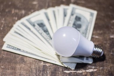 Banknotlar üzerinde ekonomik ampul. Artan elektrik fiyatları