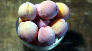 Donmuş kayısıların çözünmesi yakın plan.