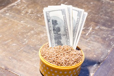 Karabuğdaylı bir kasede banknotlar. Savaş nedeniyle Ukrayna 'da gıda fiyatlarındaki artış