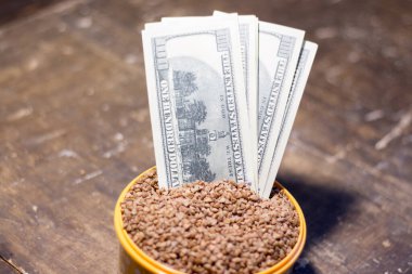 Karabuğdaylı bir kasede banknotlar. Savaş nedeniyle Ukrayna 'da gıda fiyatlarındaki artış