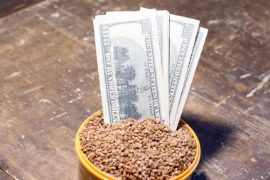 Karabuğdaylı bir kasede banknotlar. Savaş nedeniyle Ukrayna 'da gıda fiyatlarındaki artış