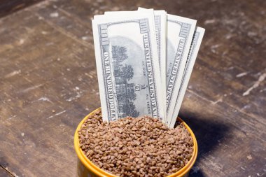 Karabuğdaylı bir kasede banknotlar. Savaş nedeniyle Ukrayna 'da gıda fiyatlarındaki artış