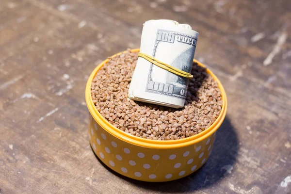 Karabuğdaylı bir kasede banknotlar. Savaş nedeniyle Ukrayna 'da gıda fiyatlarındaki artış