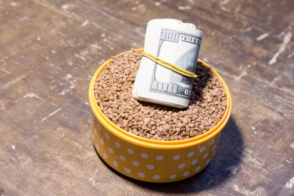 Karabuğdaylı bir kasede banknotlar. Savaş nedeniyle Ukrayna 'da gıda fiyatlarındaki artış