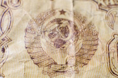 Eskisinin elementleri yakın planda ruble banknot.