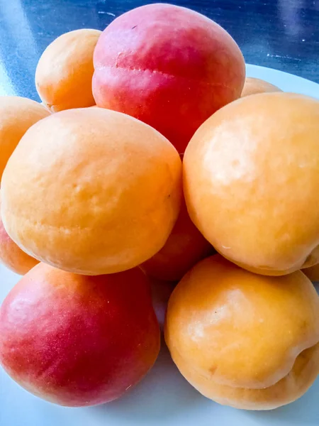 Fresh Juicy Apricots Close — стоковое фото