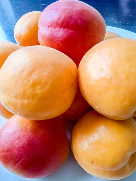 Fresh Juicy Apricots Close —  Fotos de Stock