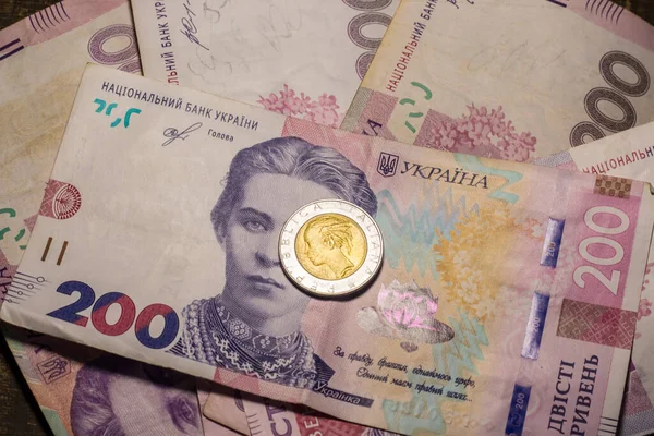 Италия 500 Лир Монет Среди 200 Гривен Банкнот Инфляция Украине — стоковое фото