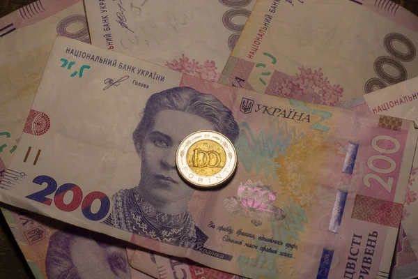 100 Форинтовых Монет Среди 200 Гривен Банкнот Инфляция Украине Связи — стоковое фото