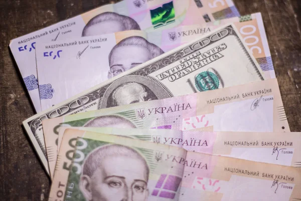 100 Долларовая Купюра Среди 500 Гривен Инфляция Украине Связи Войной — стоковое фото