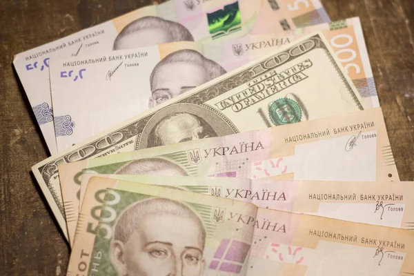 100 Доларів Між 500 Гривневими Купюрами Інфляція Україні Через Війну — стокове фото