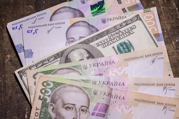 100 Доларів Між 500 Гривневими Купюрами Інфляція Україні Через Війну — стокове фото