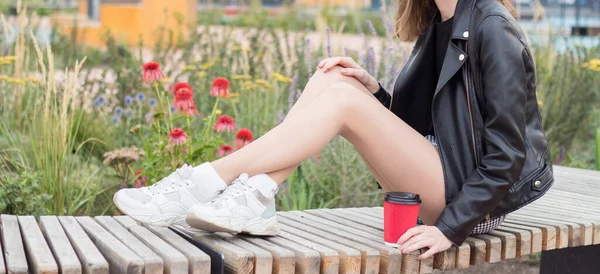 Meisje Met Koffie Rust Bank — Stockfoto