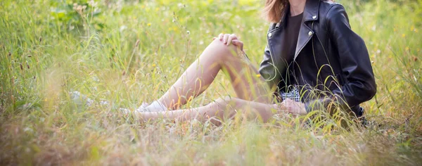 Ragazza Riposa Nel Parco Tra Gli Alberi — Foto Stock