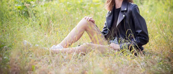 Ragazza Riposa Nel Parco Tra Gli Alberi — Foto Stock