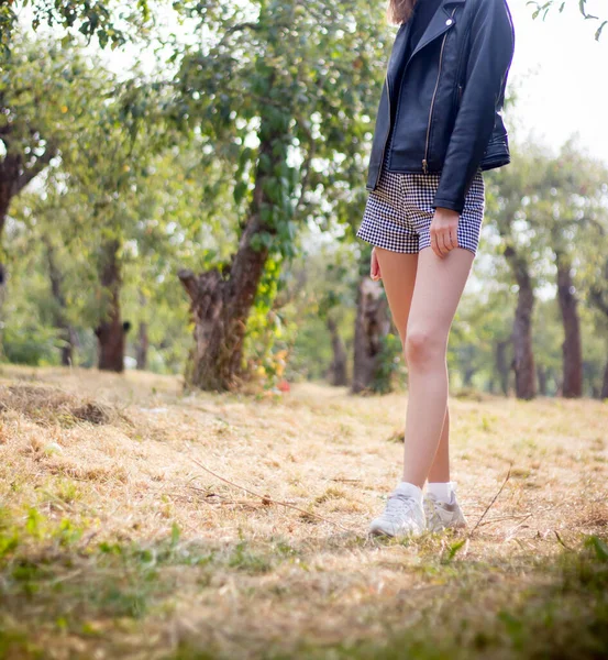 Menina Caminhando Parque Entre Árvores — Fotografia de Stock