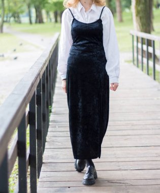 Kız sonbaharda parkta dinleniyor.