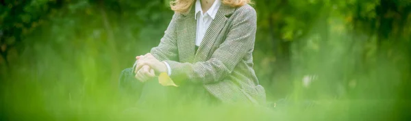 Ragazza Che Riposa Nel Parco Sull Erba Autunno — Foto Stock