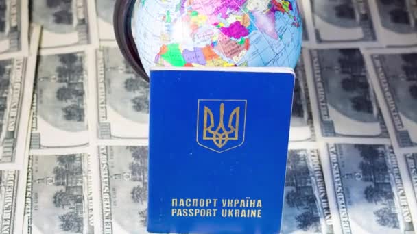 Украинский Паспорт Банкнотах Возле Земного Шара Выезд Беженцев Связи Войной — стоковое видео