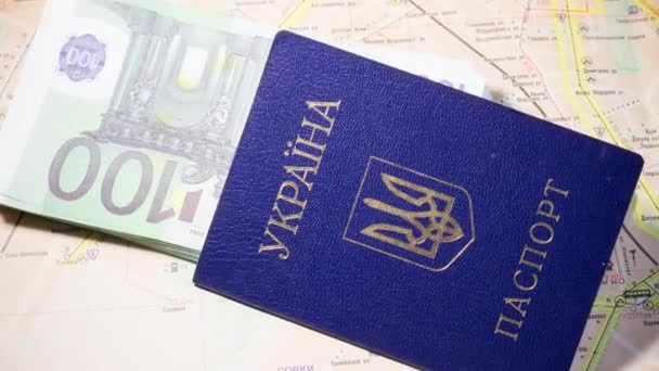 Украинский Паспорт Банкнотами Лежит Карте Выезд Беженцев Связи Войной Украине — стоковое видео