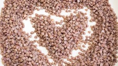 Karabuğdayla çizilmiş kalp