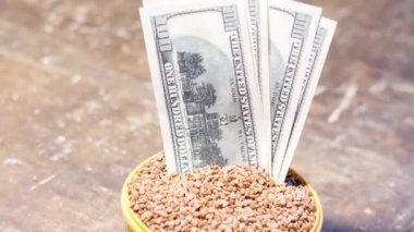 Karabuğdaylı bir kasede banknotlar. Savaş nedeniyle Ukrayna 'da gıda fiyatlarındaki artış