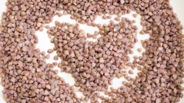 Karabuğdayla çizilmiş kalp