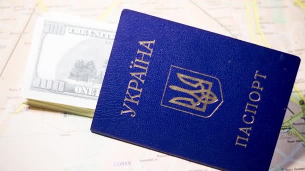 Pasaporte Ucraniano Con Billetes Encuentra Mapa Salida Refugiados Debido Guerra — Vídeo de stock