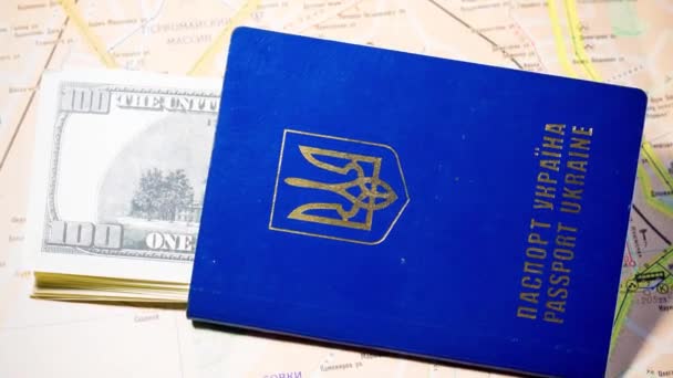 Украинский Паспорт Банкнотами Лежит Карте Выезд Беженцев Связи Войной Украине — стоковое видео