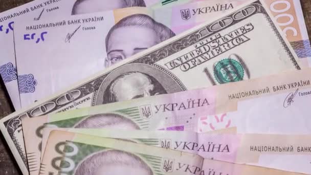 100 Доларів Між 500 Гривневими Купюрами Інфляція Україні Через Війну — стокове відео
