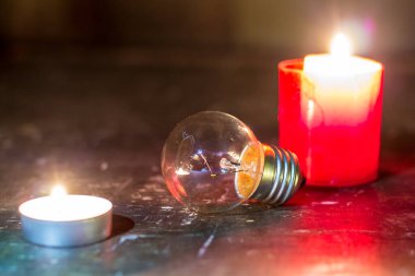 Mumların arasında cam lamba. Ukrayna 'da savaş nedeniyle elektrik kesintisi