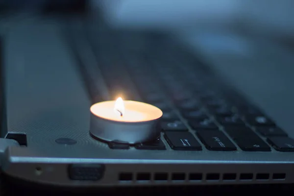 Свічка Клавіатурі Ноутбука Затемнення Через Війну Україні — стокове фото