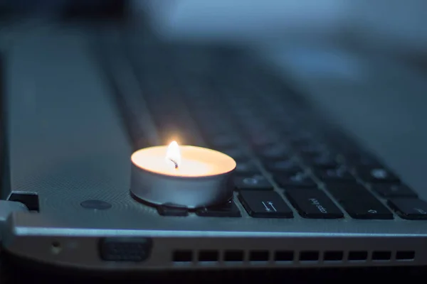 Candela Sulla Tastiera Del Computer Portatile Blackout Causa Della Guerra — Foto Stock