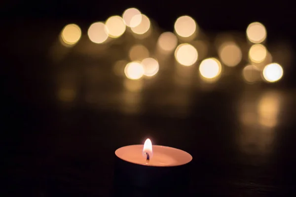 在灯火通明的背景下挥动蜡烛 乌克兰因战争而停电 — 图库照片