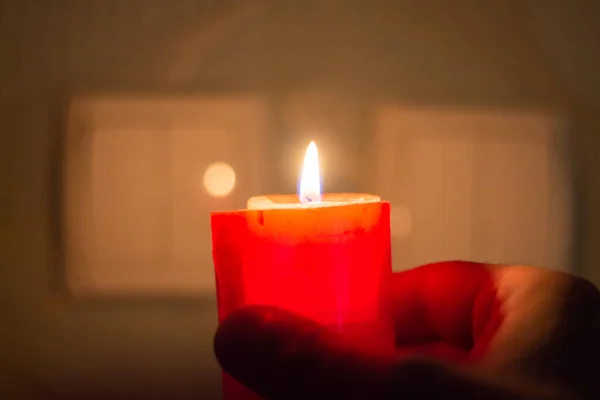 Svíčka Ruce Vypínače Výpadek Kvůli Válce Ukrajině — Stock fotografie