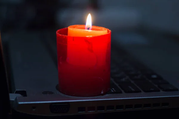 ノートパソコンのキーボードで ウクライナでの戦争による停電 — ストック写真