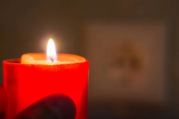 Kerze Der Hand Neben Der Steckdose Stromausfall Wegen Krieg Der — Stockfoto