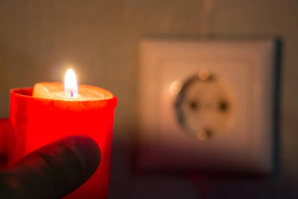 Kaars Hand Bij Het Stopcontact Blackout Als Gevolg Van Oorlog — Stockfoto