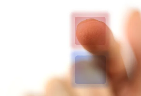 Pulsante di tocco del dito su un touch screen — Foto Stock