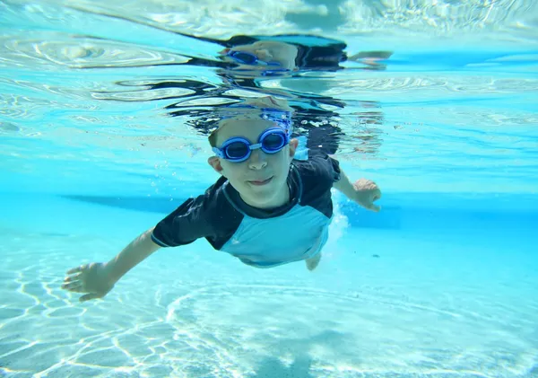 Boy swimming, underwater shot — Stock Photo, Image