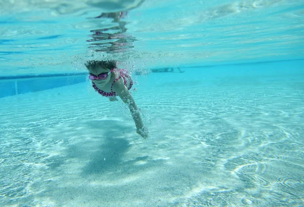 Schwimmmädchen — Stockfoto