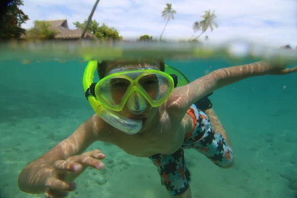 Chico haciendo snorkel — Foto de Stock