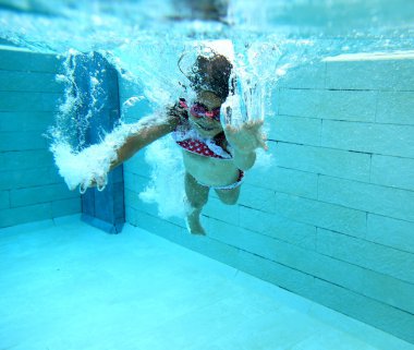 mutlu küçük yüzücü kız kabarcıkları ile